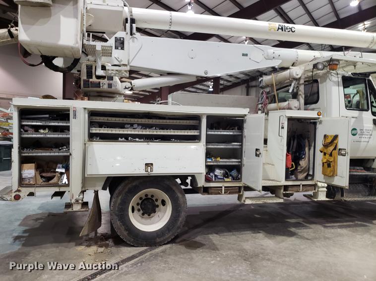 image for item EN9760 2006 International 7400 bucket truck