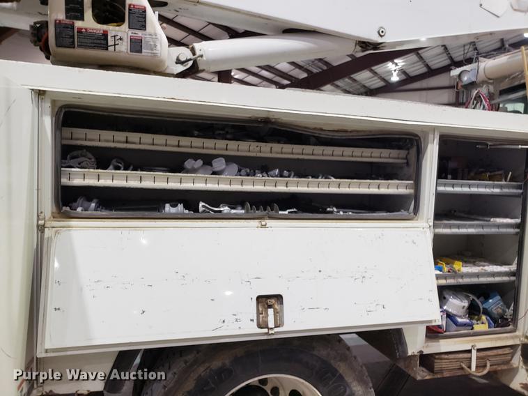 image for item EN9760 2006 International 7400 bucket truck