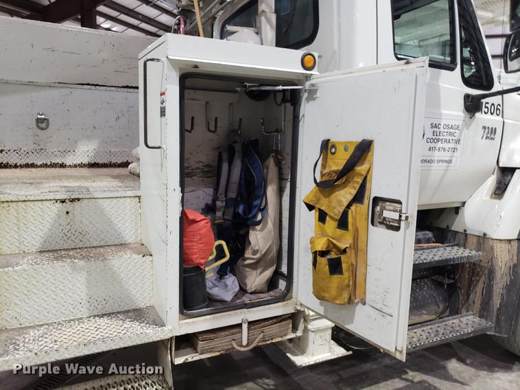 image for item EN9760 2006 International 7400 bucket truck