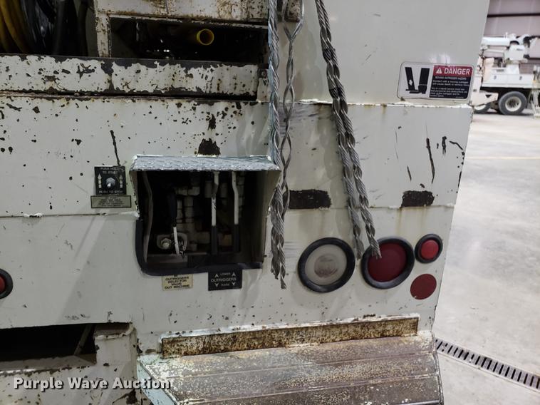 image for item EN9760 2006 International 7400 bucket truck