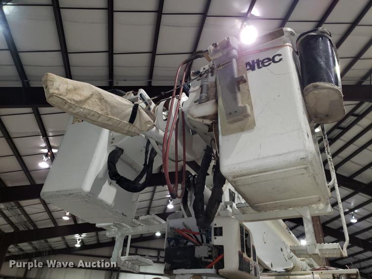 image for item EN9760 2006 International 7400 bucket truck