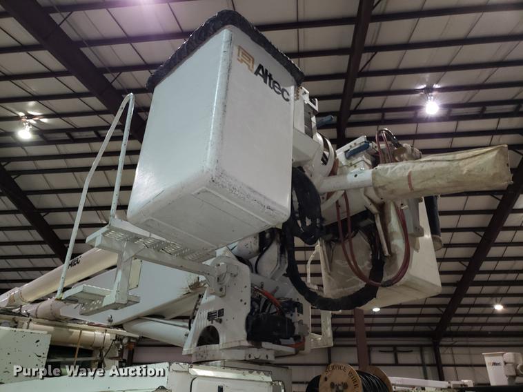 image for item EN9760 2006 International 7400 bucket truck