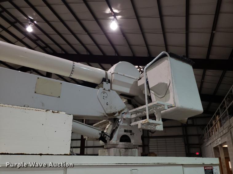 image for item EN9760 2006 International 7400 bucket truck