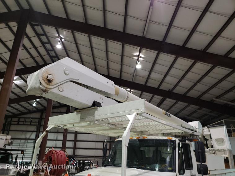 image for item EN9760 2006 International 7400 bucket truck