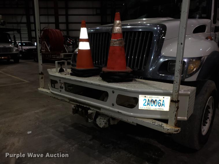 image for item EN9760 2006 International 7400 bucket truck