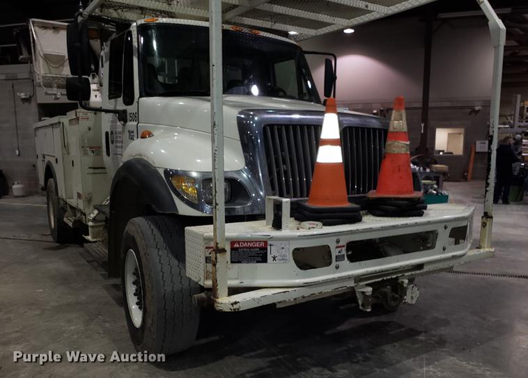 image for item EN9760 2006 International 7400 bucket truck