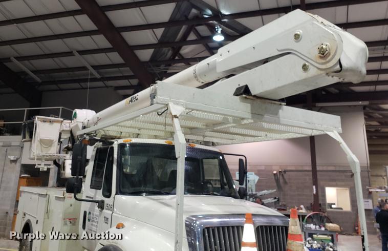 image for item EN9760 2006 International 7400 bucket truck
