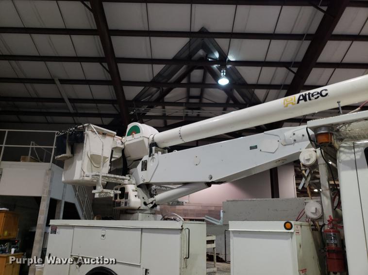 image for item EN9760 2006 International 7400 bucket truck