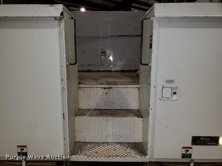 image for item EN9760 2006 International 7400 bucket truck