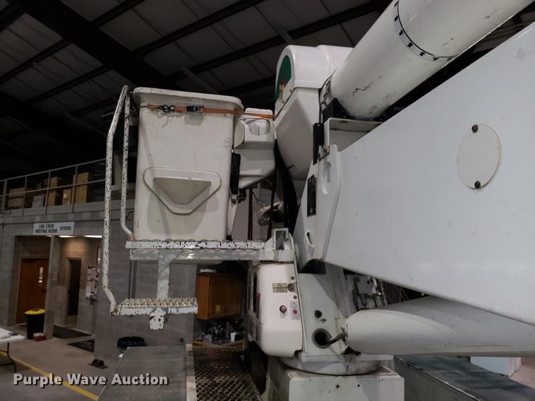 image for item EN9760 2006 International 7400 bucket truck