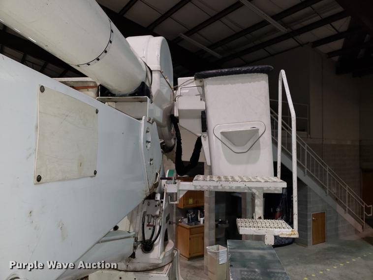 image for item EN9760 2006 International 7400 bucket truck