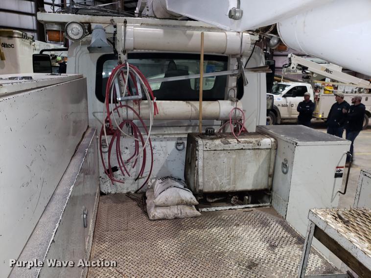 image for item EN9760 2006 International 7400 bucket truck