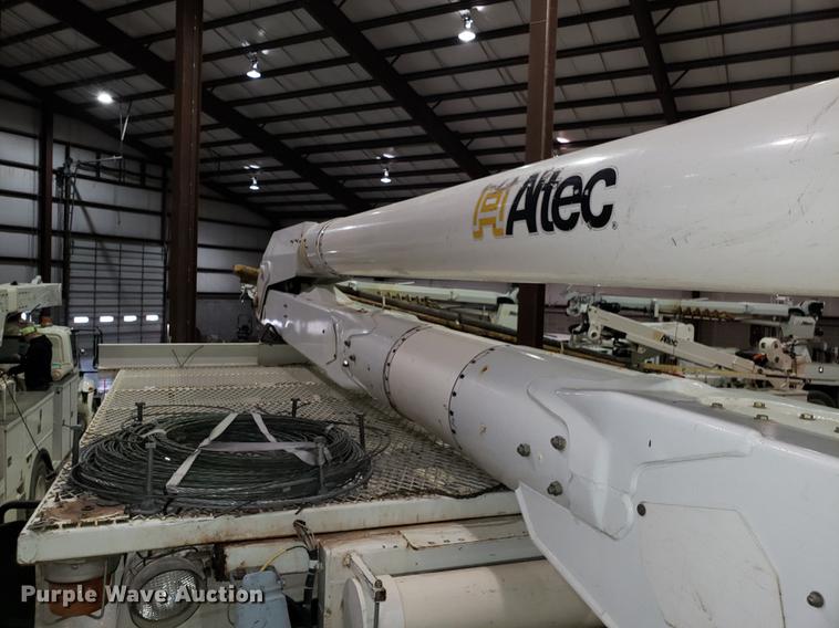 image for item EN9760 2006 International 7400 bucket truck