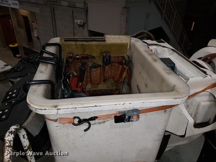 image for item EN9760 2006 International 7400 bucket truck