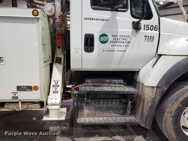 image for item EN9760 2006 International 7400 bucket truck