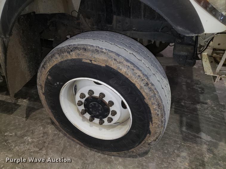 image for item EN9760 2006 International 7400 bucket truck