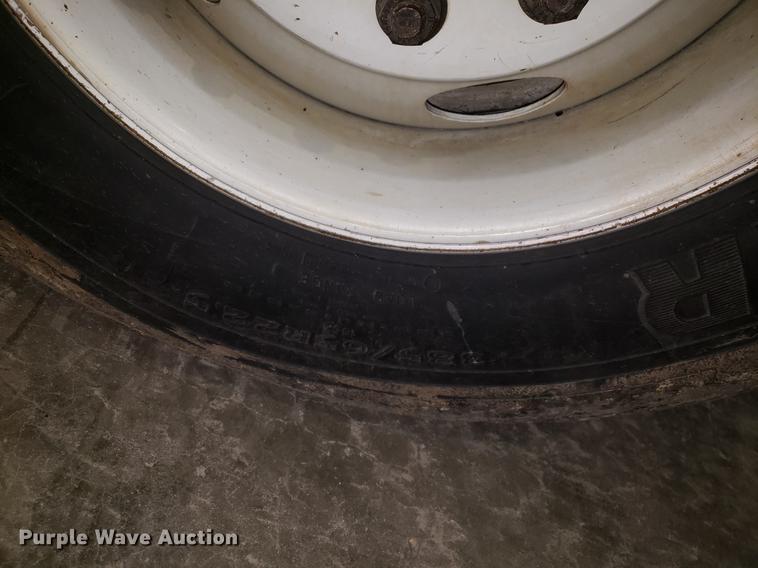 image for item EN9760 2006 International 7400 bucket truck