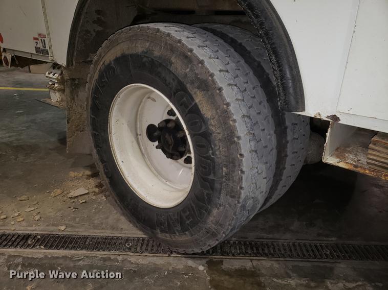 image for item EN9760 2006 International 7400 bucket truck