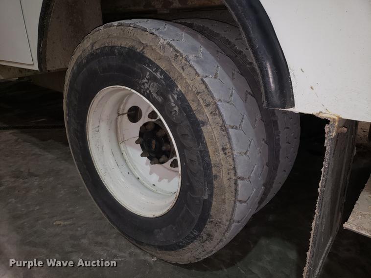 image for item EN9760 2006 International 7400 bucket truck