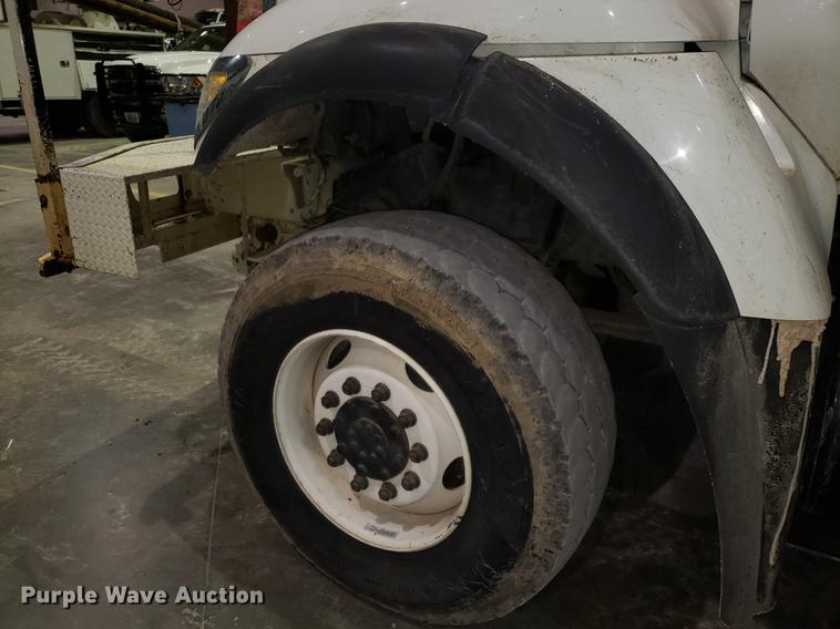 image for item EN9760 2006 International 7400 bucket truck