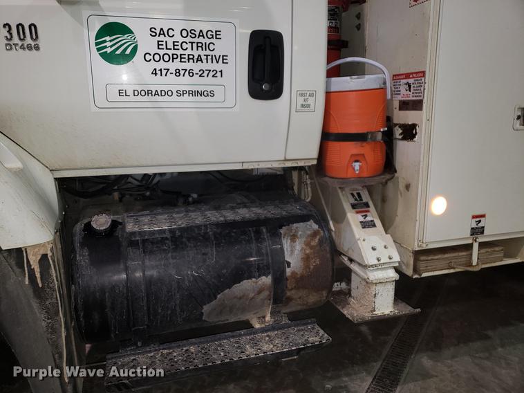 image for item EN9760 2006 International 7400 bucket truck