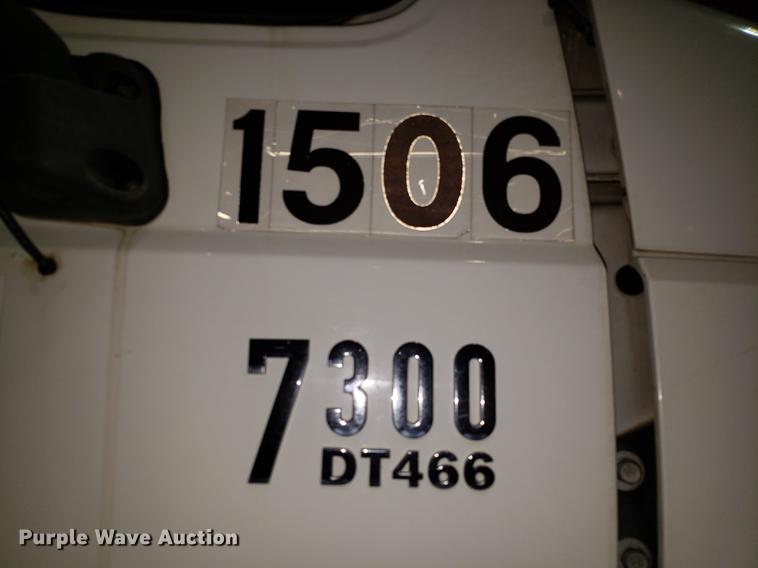 image for item EN9760 2006 International 7400 bucket truck