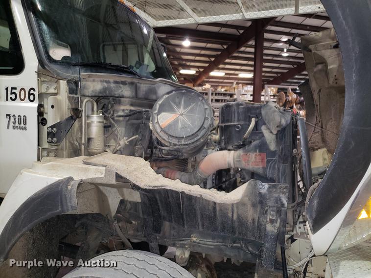 image for item EN9760 2006 International 7400 bucket truck