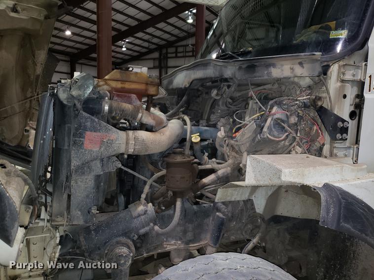 image for item EN9760 2006 International 7400 bucket truck