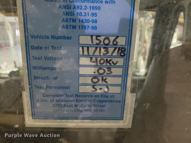 image for item EN9760 2006 International 7400 bucket truck