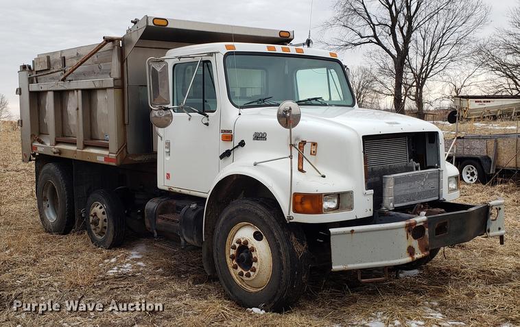image for item EN9800 2001 International 4900 dump truck