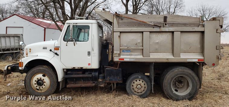 image for item EN9800 2001 International 4900 dump truck