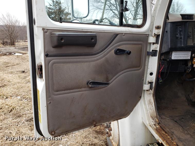 image for item EN9800 2001 International 4900 dump truck