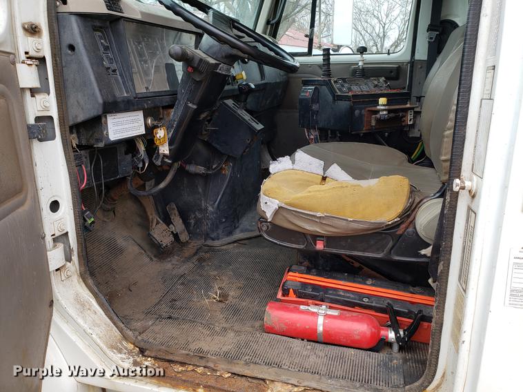 image for item EN9800 2001 International 4900 dump truck