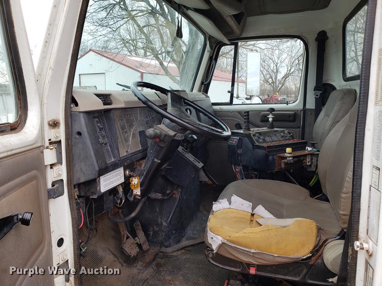 image for item EN9800 2001 International 4900 dump truck