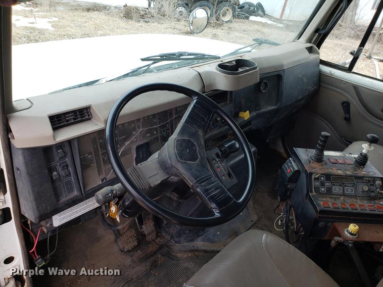 image for item EN9800 2001 International 4900 dump truck