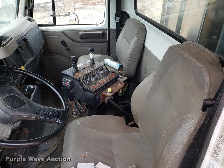 image for item EN9800 2001 International 4900 dump truck