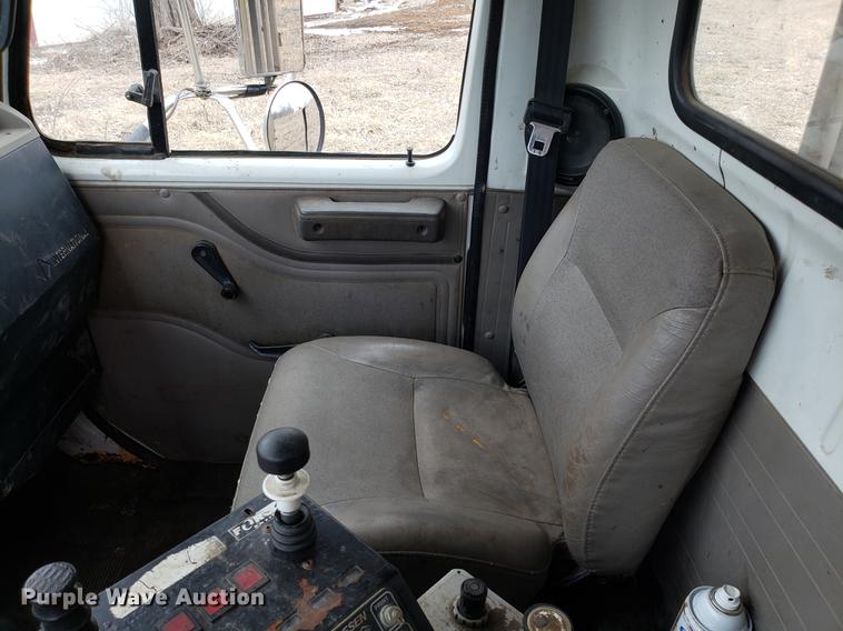 image for item EN9800 2001 International 4900 dump truck