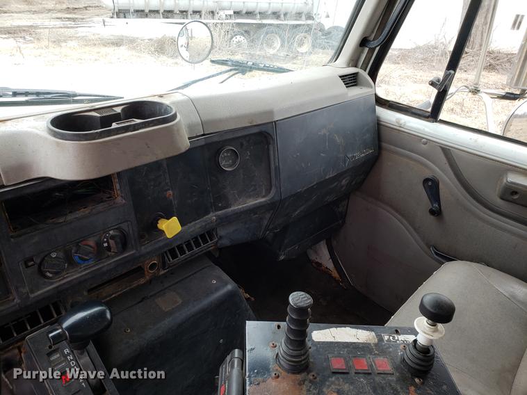 image for item EN9800 2001 International 4900 dump truck