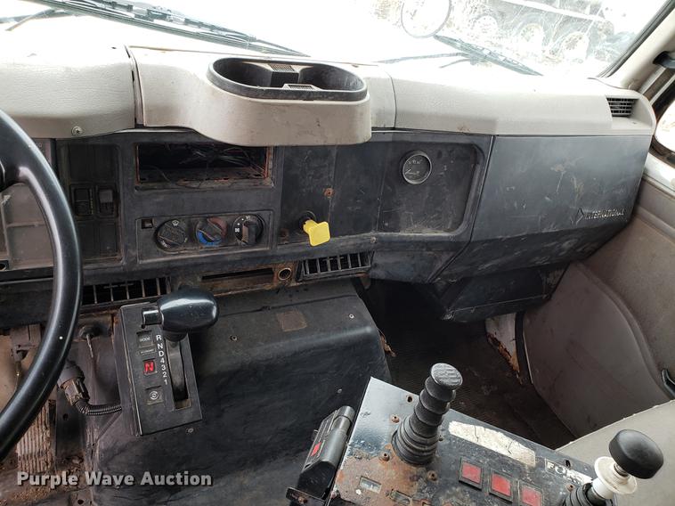 image for item EN9800 2001 International 4900 dump truck