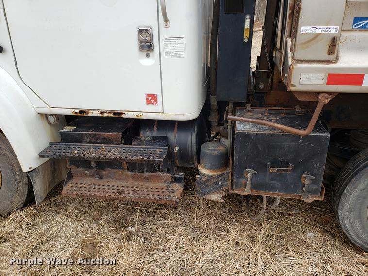 image for item EN9800 2001 International 4900 dump truck