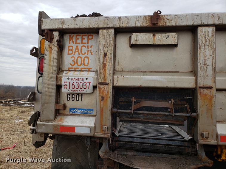 image for item EN9800 2001 International 4900 dump truck