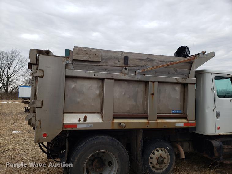 image for item EN9800 2001 International 4900 dump truck