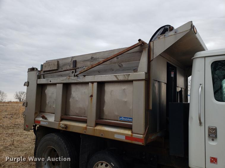 image for item EN9800 2001 International 4900 dump truck