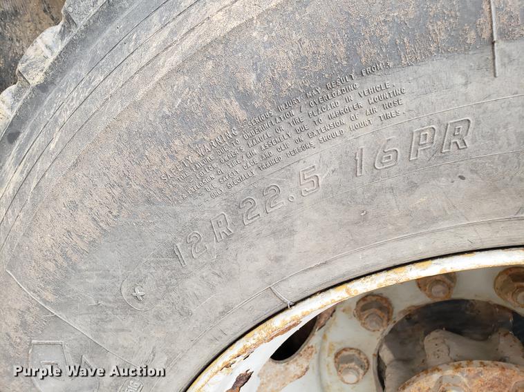 image for item EN9800 2001 International 4900 dump truck