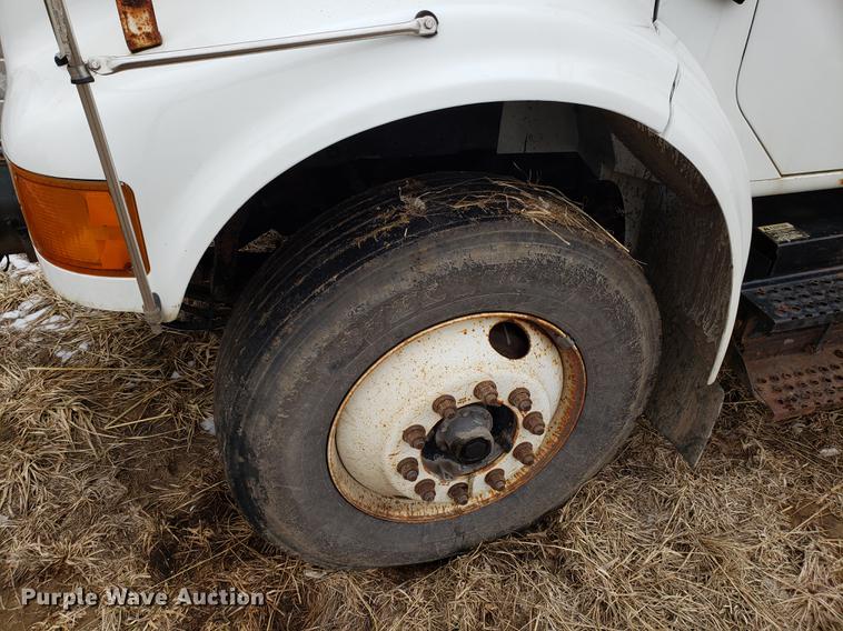 image for item EN9800 2001 International 4900 dump truck