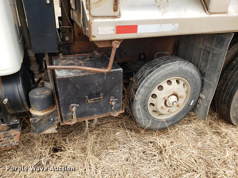 image for item EN9800 2001 International 4900 dump truck