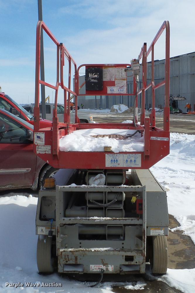 image for item EW9931 2000 Mec 2647ES scissor lift