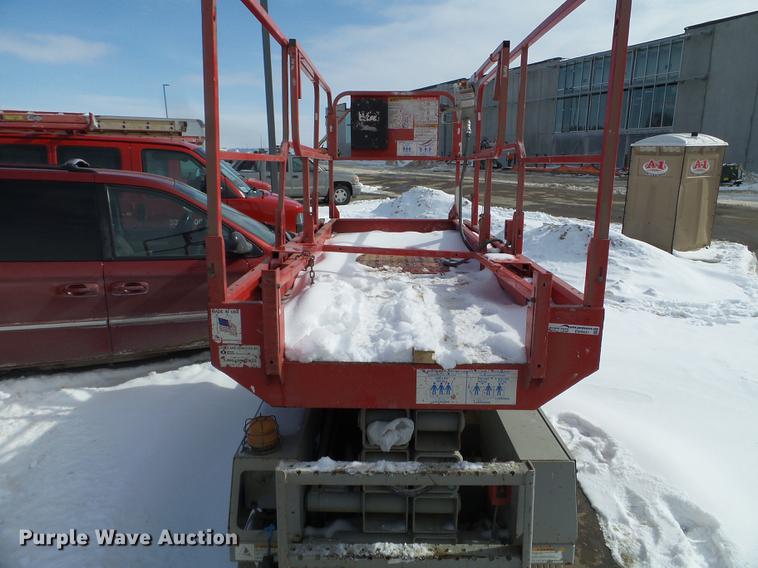 image for item EW9931 2000 Mec 2647ES scissor lift