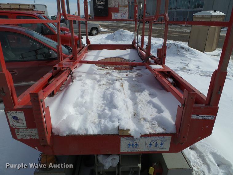 image for item EW9931 2000 Mec 2647ES scissor lift