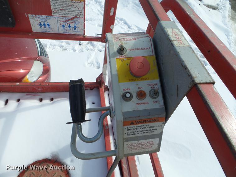 image for item EW9931 2000 Mec 2647ES scissor lift